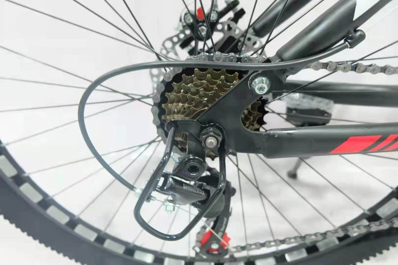 Lightweight 26 Inch Aluminium Alloy Road Bike 21 Speed Gears And 150KG Load Capacity
