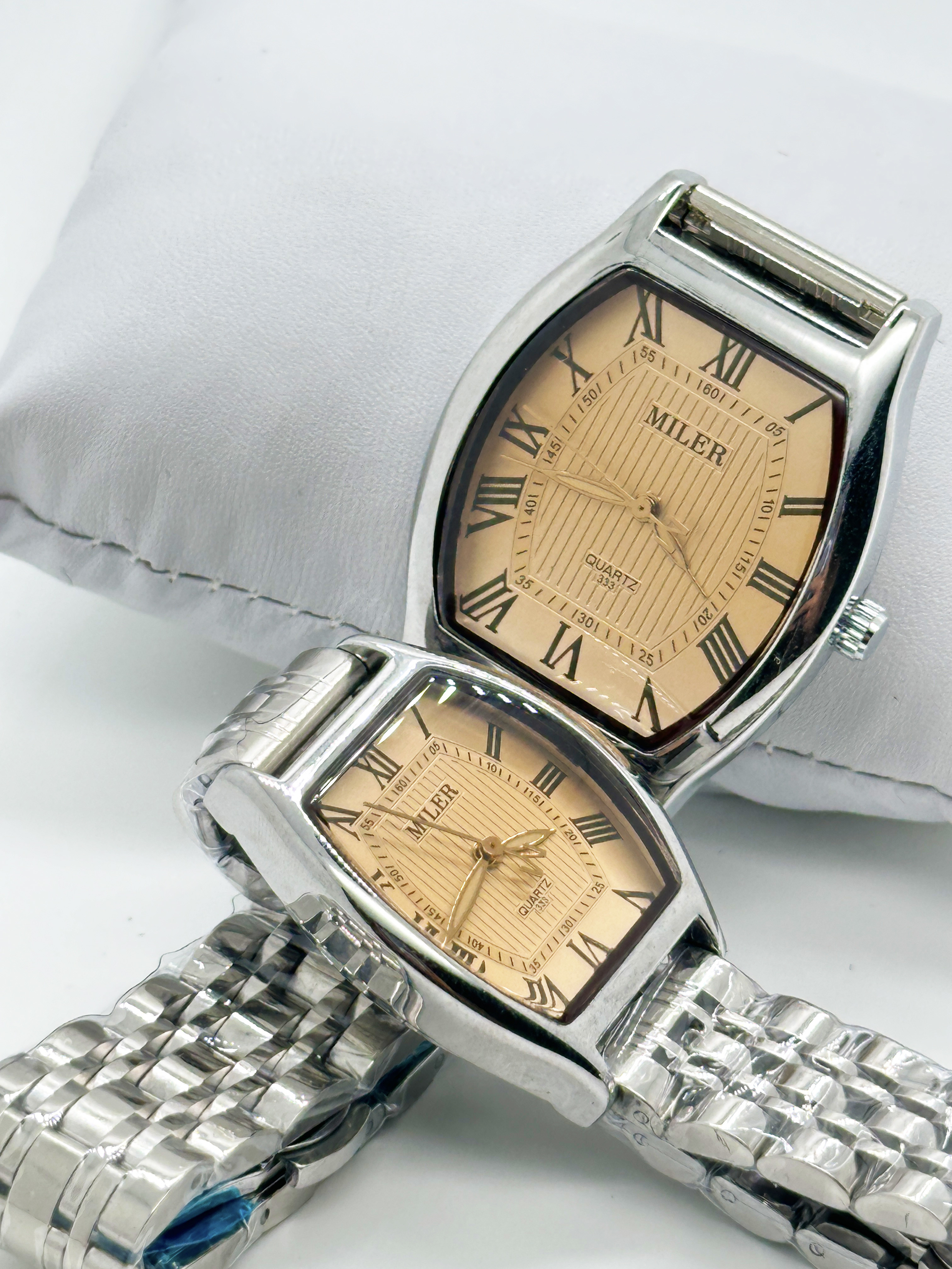 Elegant Analog Quartz Stylish Couple Watch With Stainless Steel Case And Buckle Strap