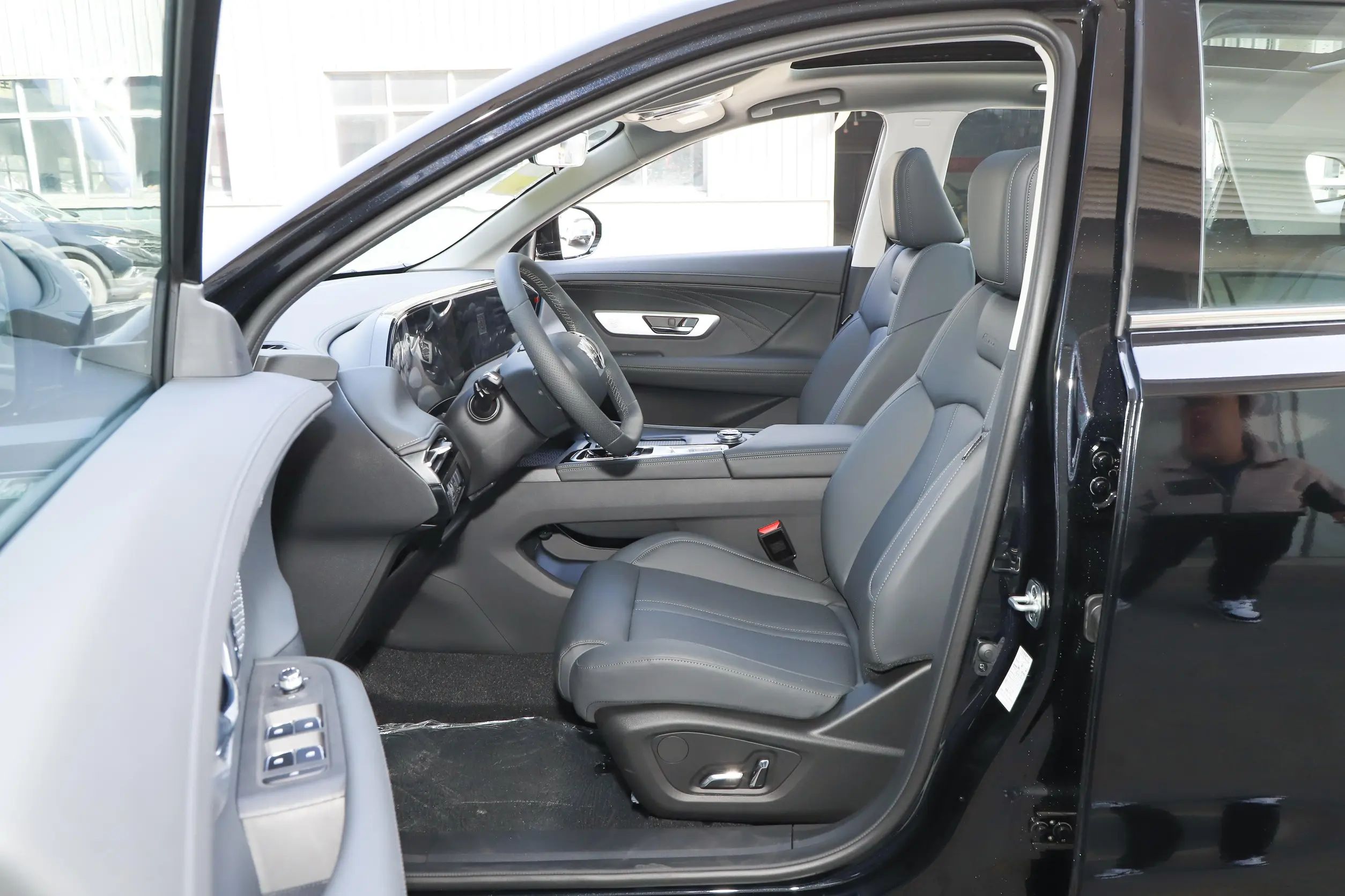 Dongfeng Family Auto's Style SUV 2024 Upgrade Version with Maximum Power of 200-250Ps and Minimum Grand Clearance of 10°-15°