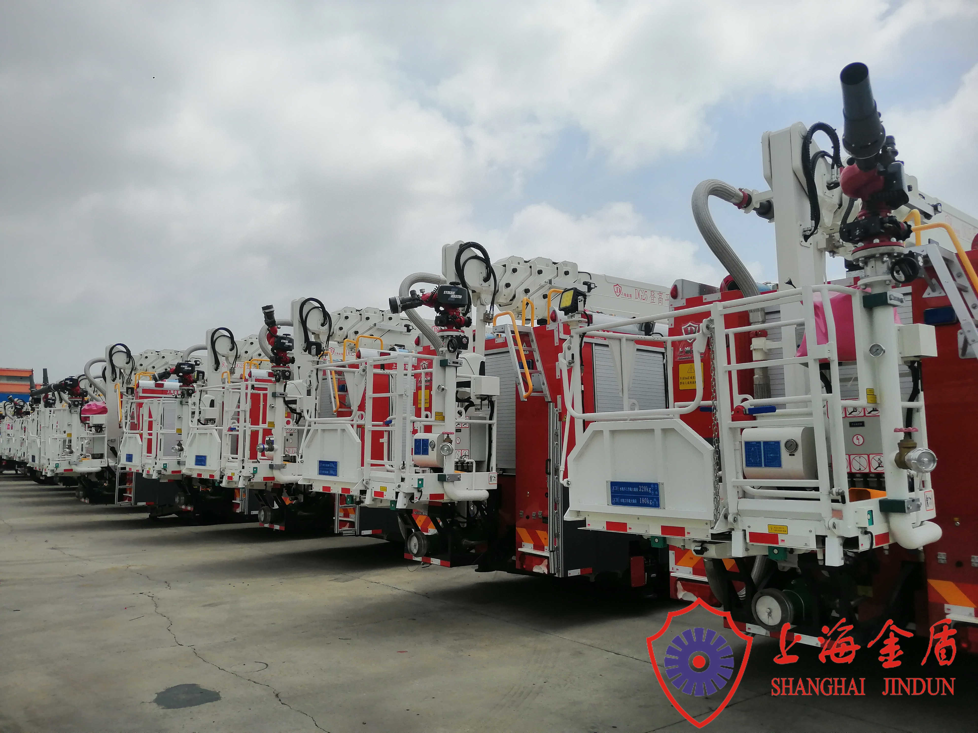 25 Meter Working Height Aerial Work Platform Fire Truck Spray Range Over 60m
