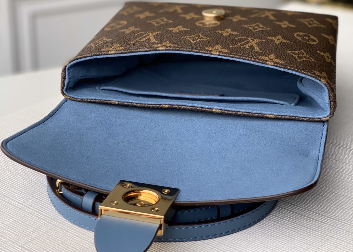 Women'S Black Handhold Luxury Bucket Bag With Lock Catch