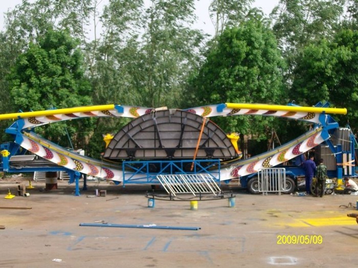 Compact Design Trailer Mounted Rides With UFO Turntable And Sliding Track