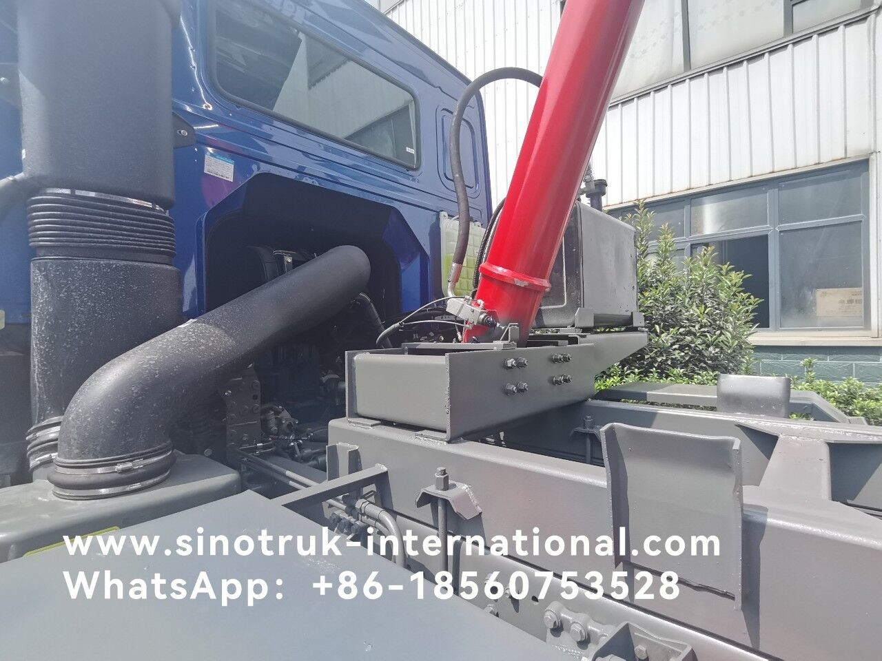 SINOTRUK HOWO LHD 12wheels 8X4 400HP Blue Dump Truck For Mining Front Lifting 50Tons