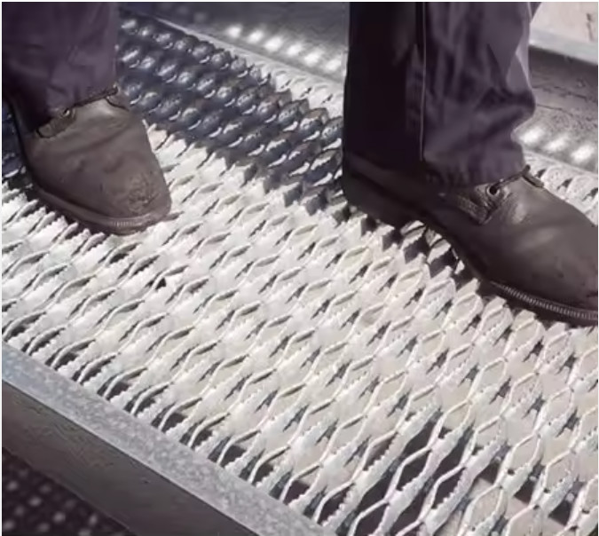 Custom Crocodile Mouth Anti Skid Metal Sheet Silver Channel 120mm-1000mm Various Lengths
