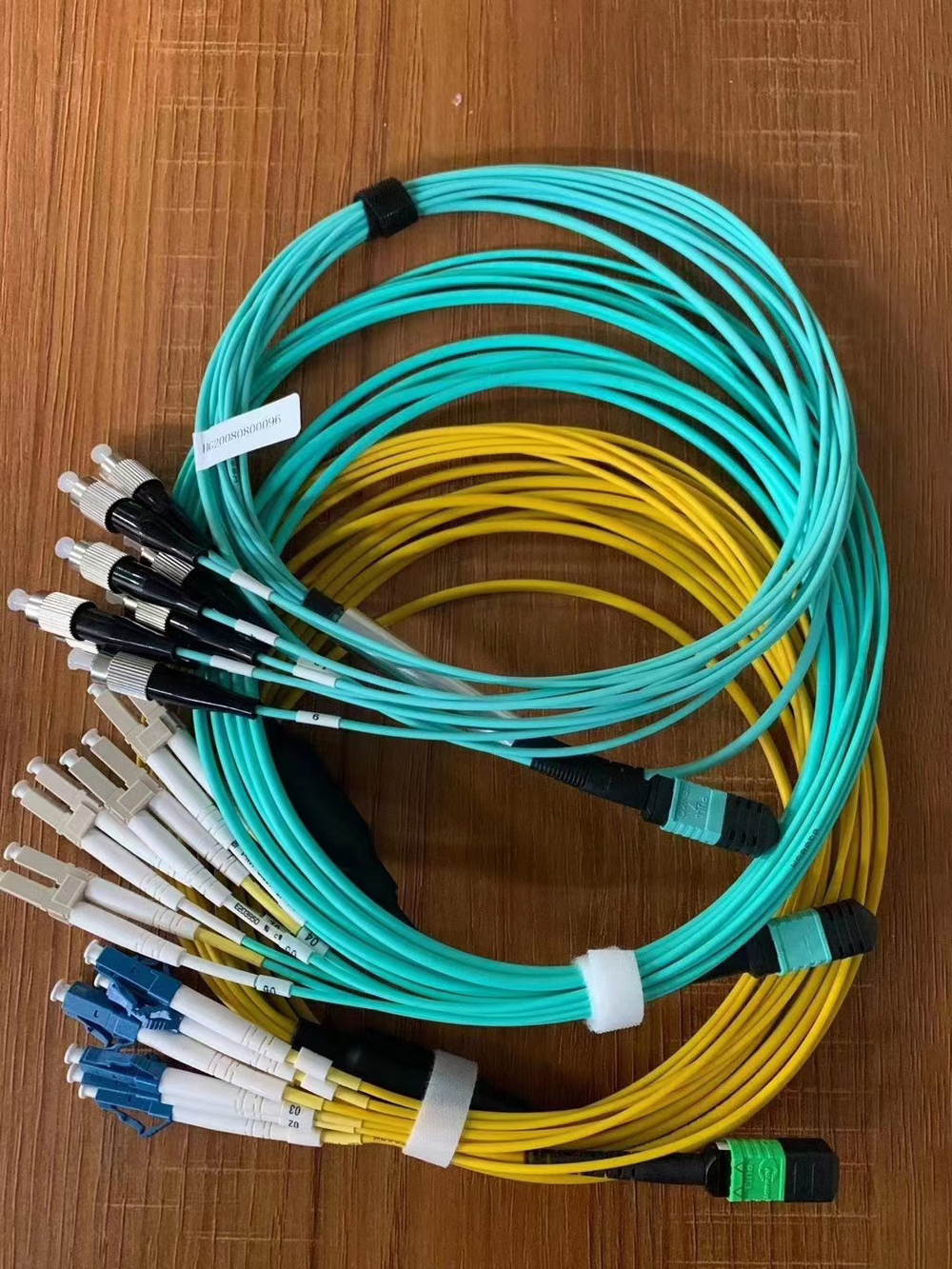 8 Fiber OM4 MPO to LC Patch Cord MPO to LC Fiber Optic Breakout Cable