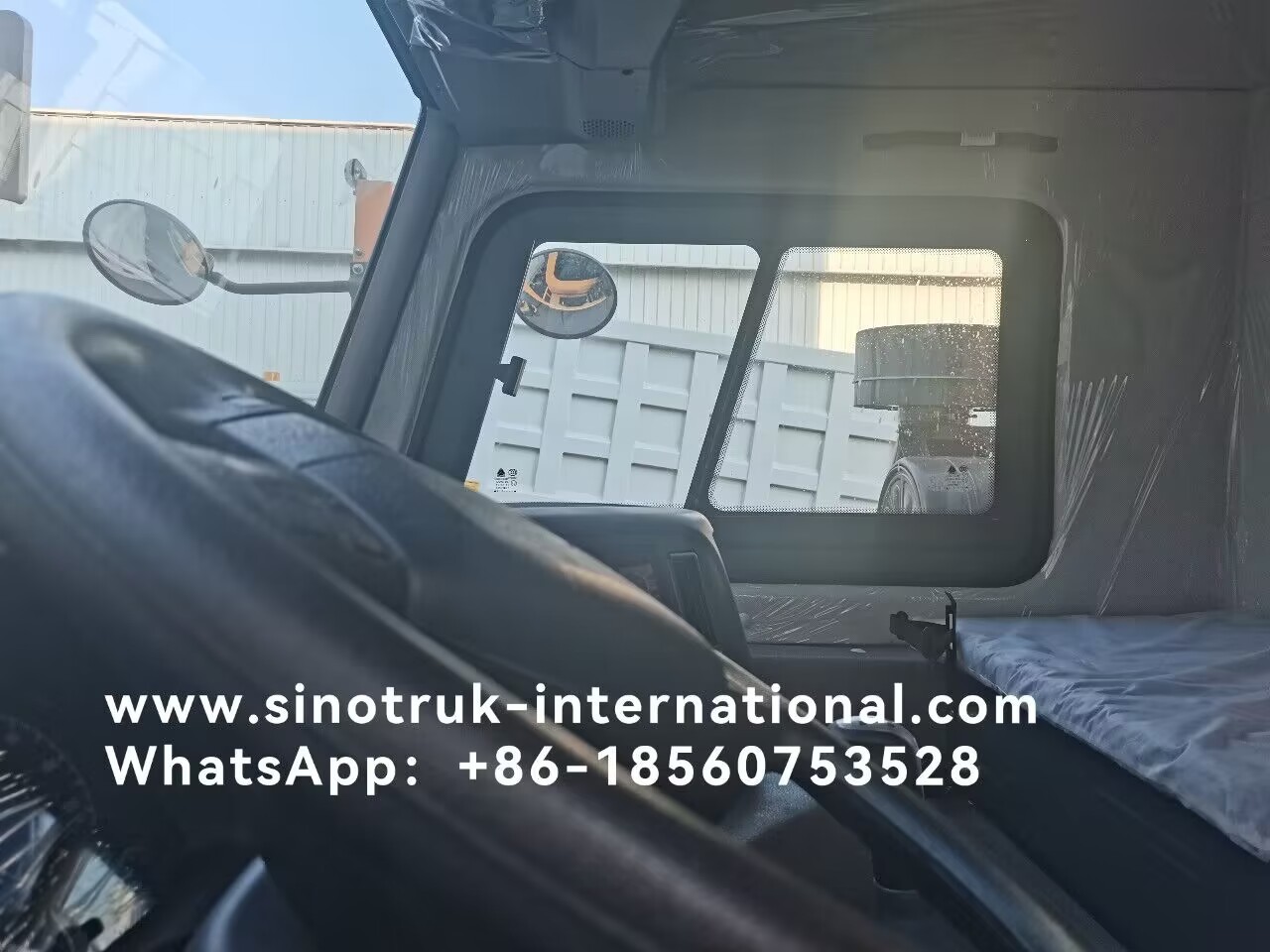 Sinotruk Howo Tipper Dump Truck 12 Wheels 400Hp 8 × 4 Mining RHD Yellow