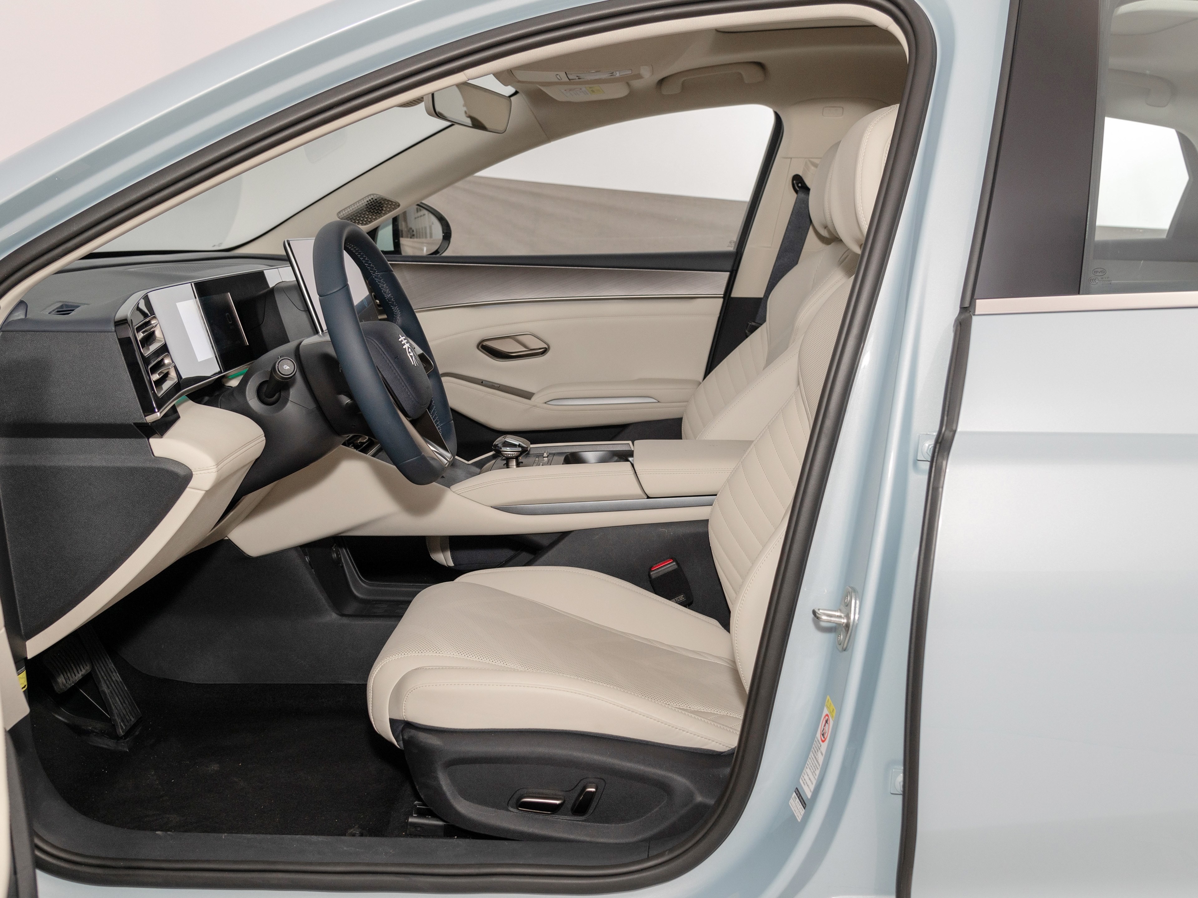 BYD Qin L, D-mi 5.0 technology, comprehensive range 2000KM+. The PHEV with the longest range in China.