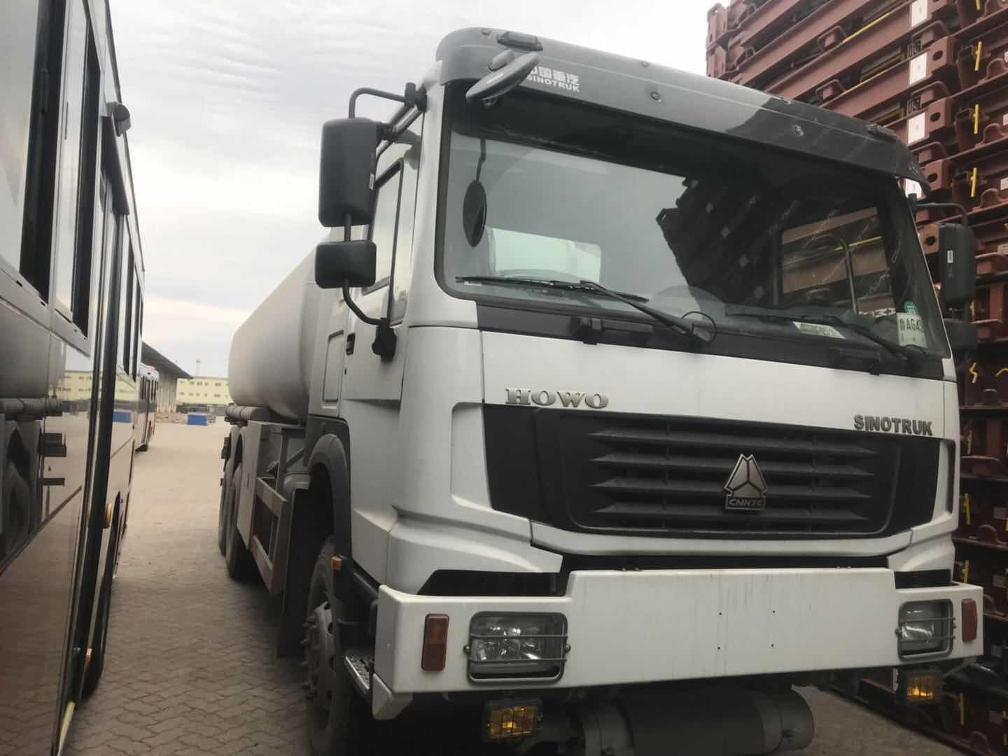 SINOTRUK HOWO Heavy Cargo Trucks 290HP WD615. 92C engine 4x4 ZZ2167M4327C1