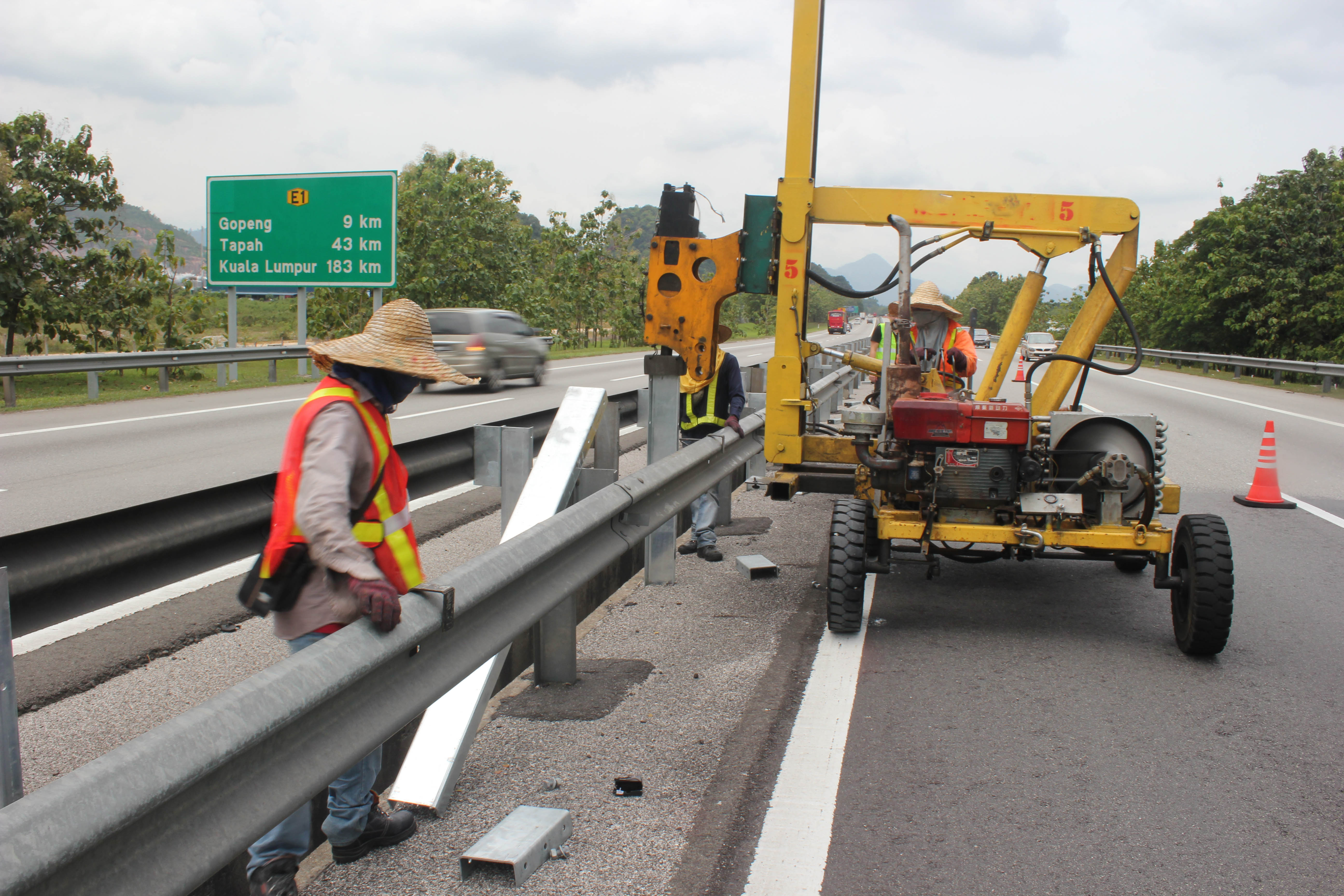 CE Highway Guardrail Pile Driver Machine Hydrualic For Drilling