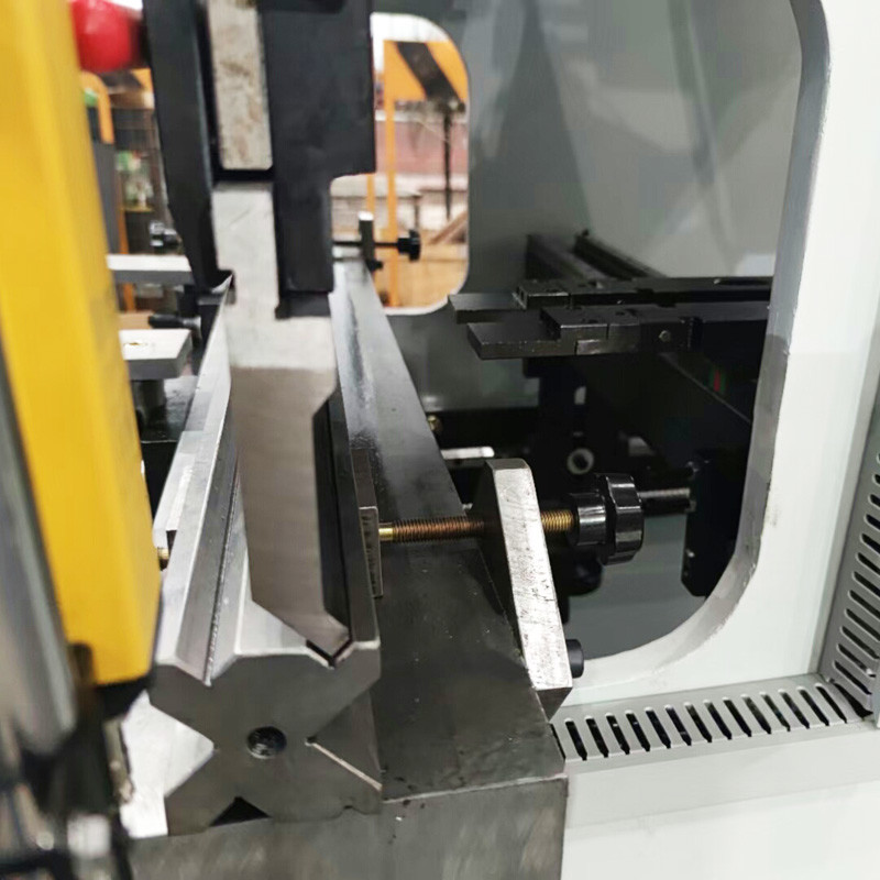 Hydraulic 1600MM Metal Plate Bending Machine With Estun E21 controller