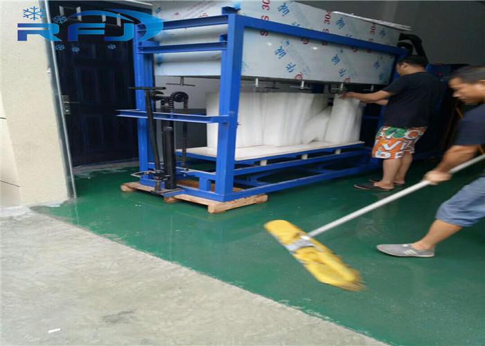 Commercial Round Block Ice Machine 3 Tons Capacity Aliminium Plate Ice Moulds Material