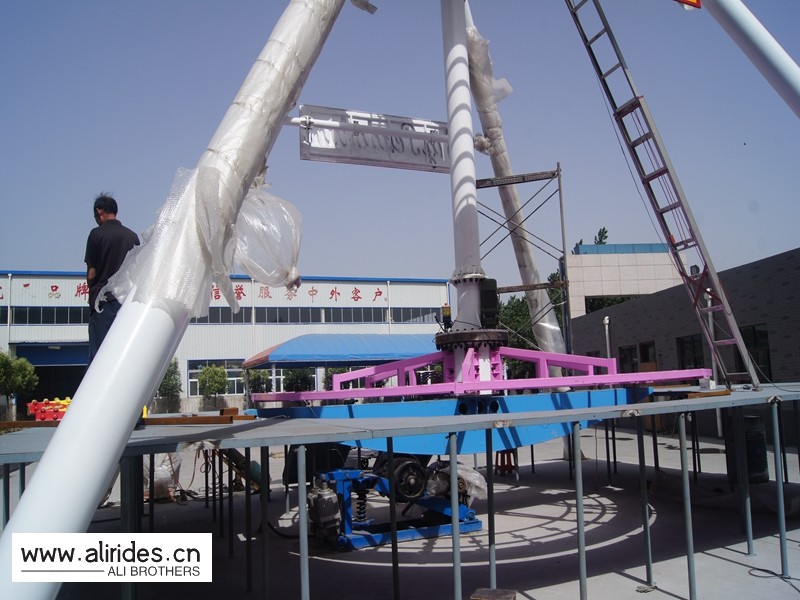 Adjustable Speed Pendulum Amusement Ride With Shoulder Press And Seat Belt
