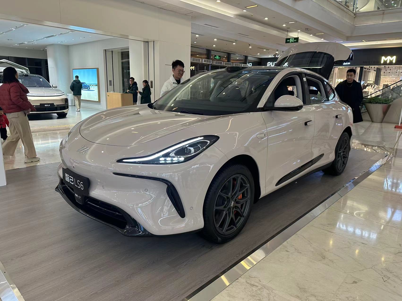 2023 High Power 4WD Zhiji LS6 EV Sports Car with Pure Electric Range of 560-702km