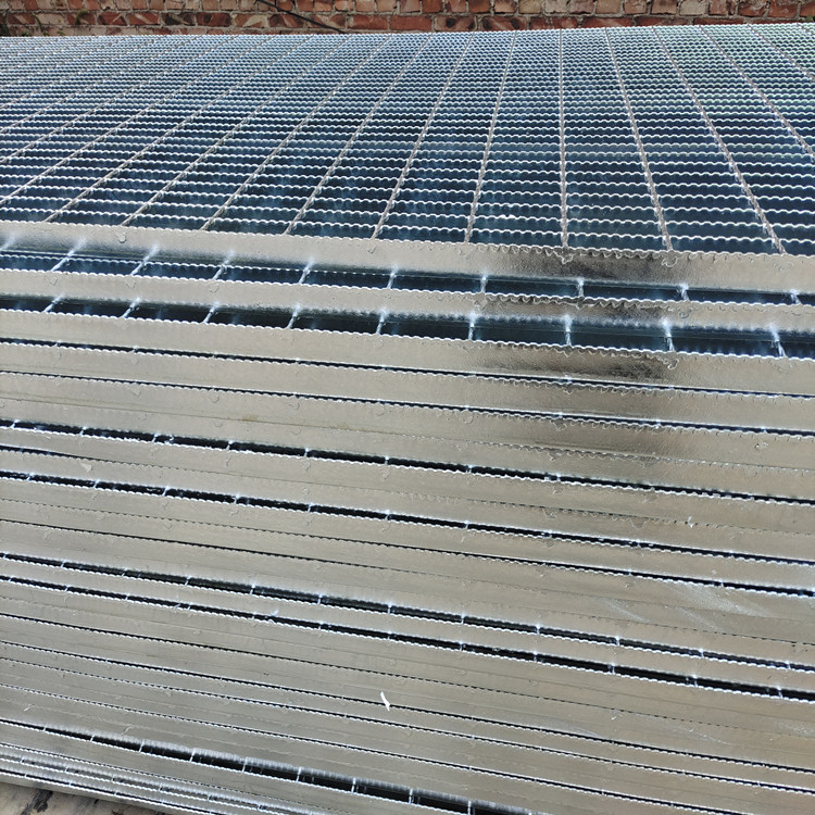 303/30/100 Serrated Steel Grating Drainage Cover Walkway
