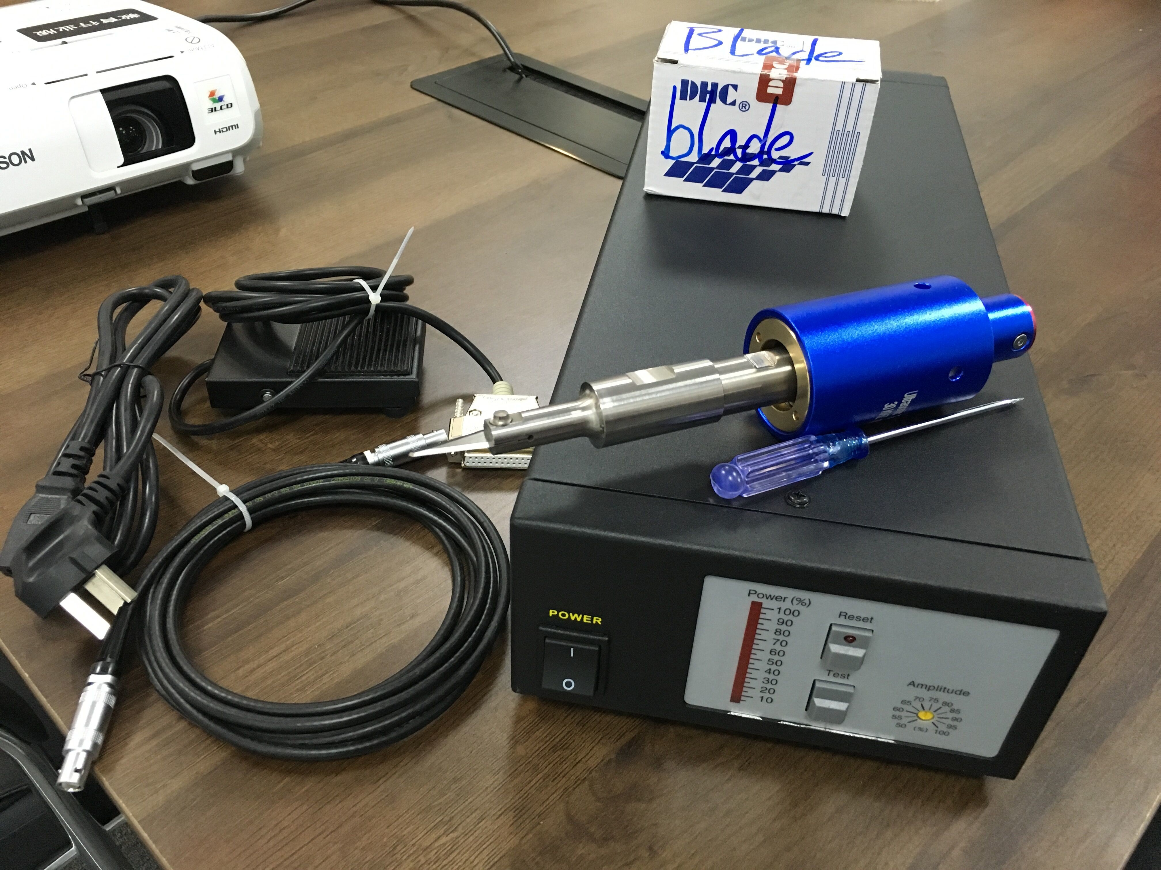 Small Size Ultrasonic Cutting Machine Ultrasonic Cutting Device For Automative Carpet