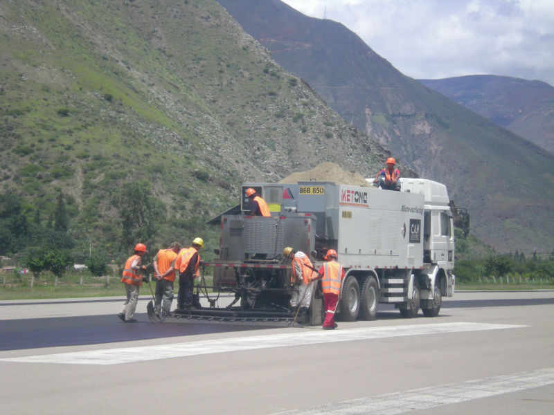 SINOTRUCK Road Building Machine With 10M3 Aggregate Bin 4M3 Emulsion Bitumen Tank