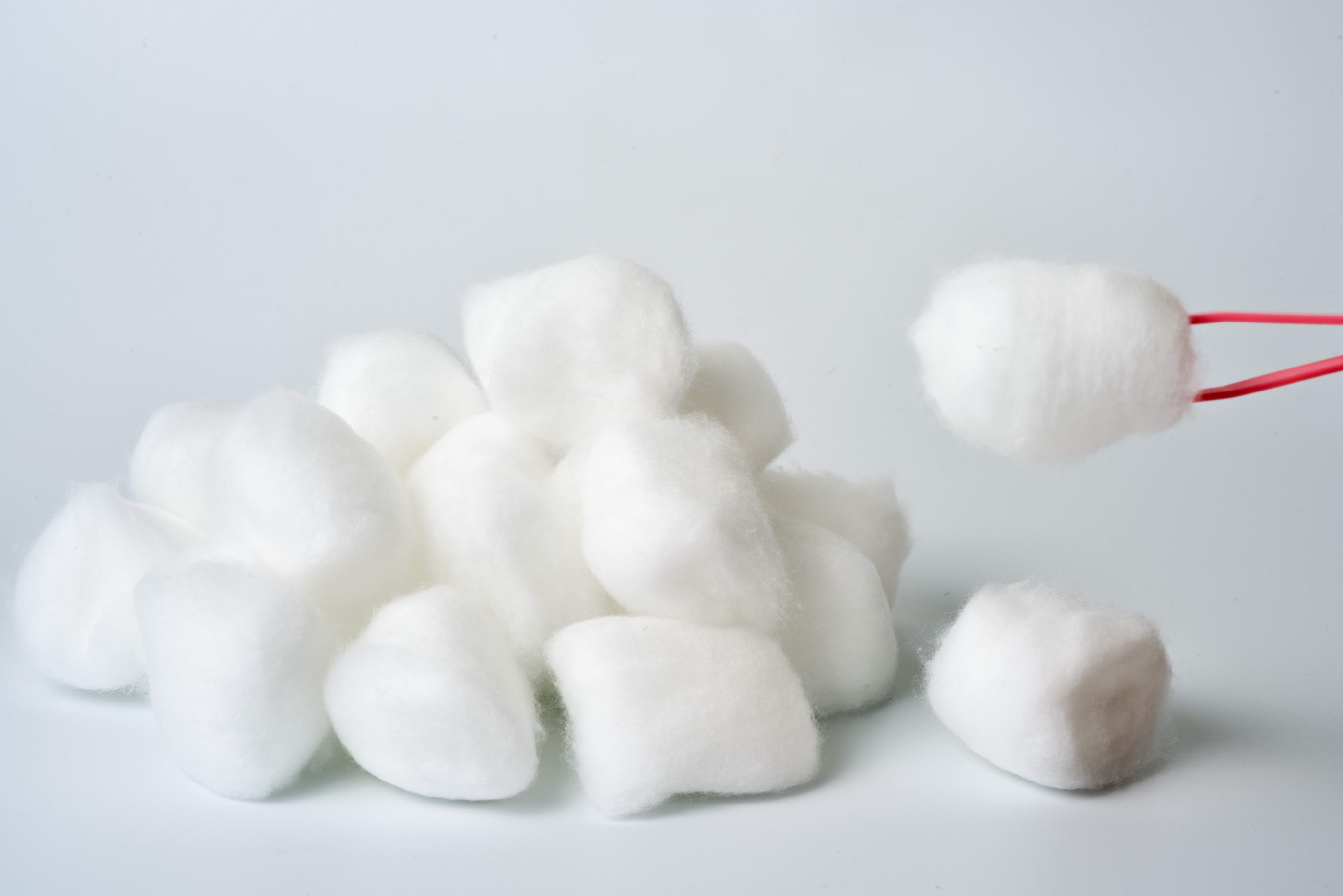 China 100pcs organic cotton balls in negotiable price