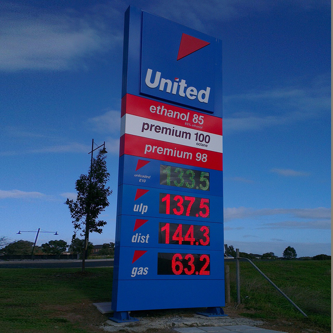 Gas Station Digital Pylon Sign Illuminated 8500mm Provide Soft Copy Initially