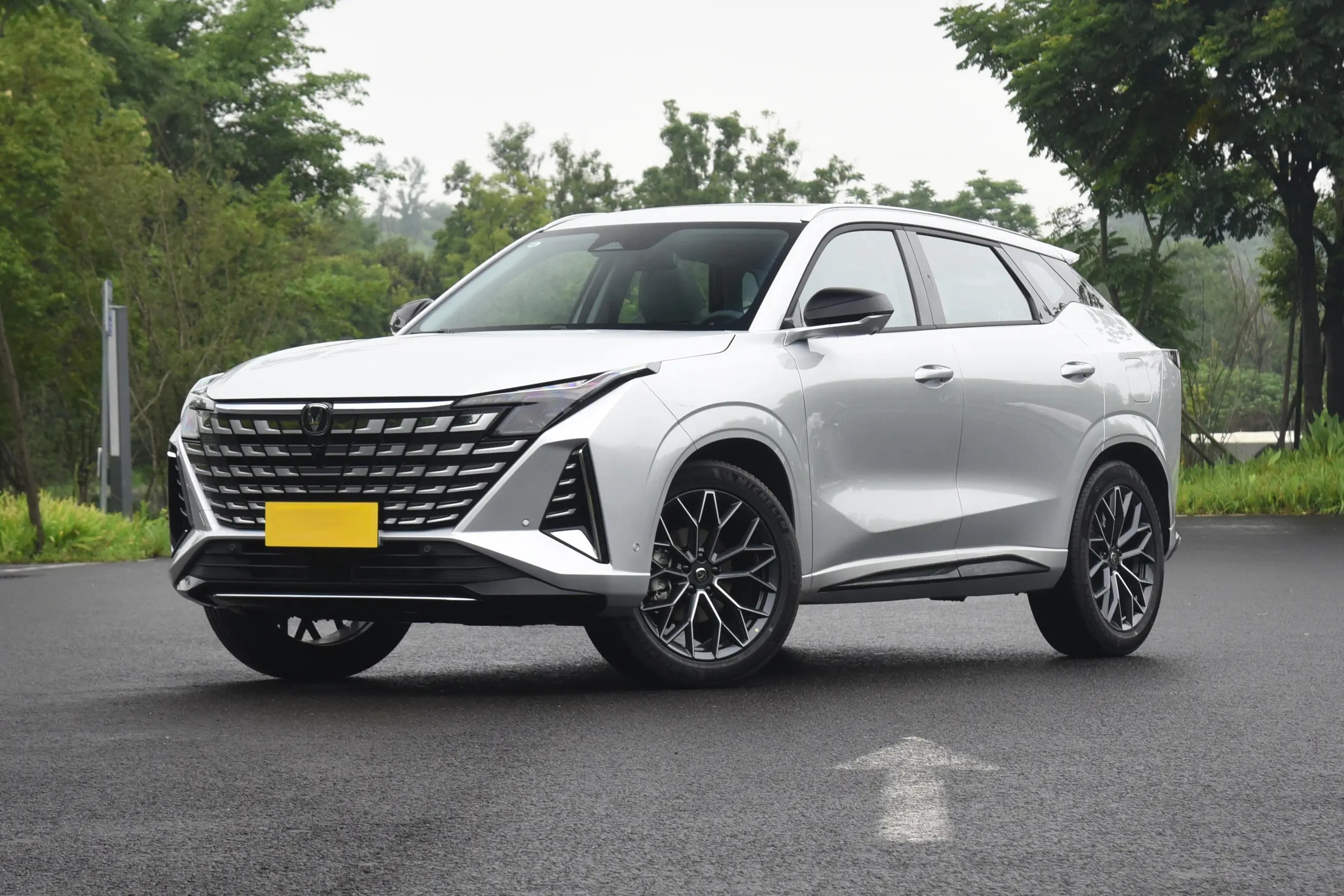 2025 Changan UNI-Z 1.5T DCT Prestige Model Gasoline SUV with 188hp FWD LHD R19 Maximum speed 200 Tire Size