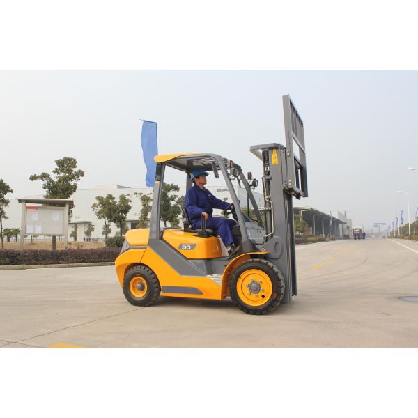 3000kg Diesel Forklift Truck Heavy Duty Forklift Efficient Hydraulic System Long Lifespan