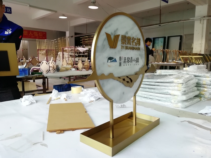 Aurora Retail Visual Merchandising Displays Chromed For Showcase Products