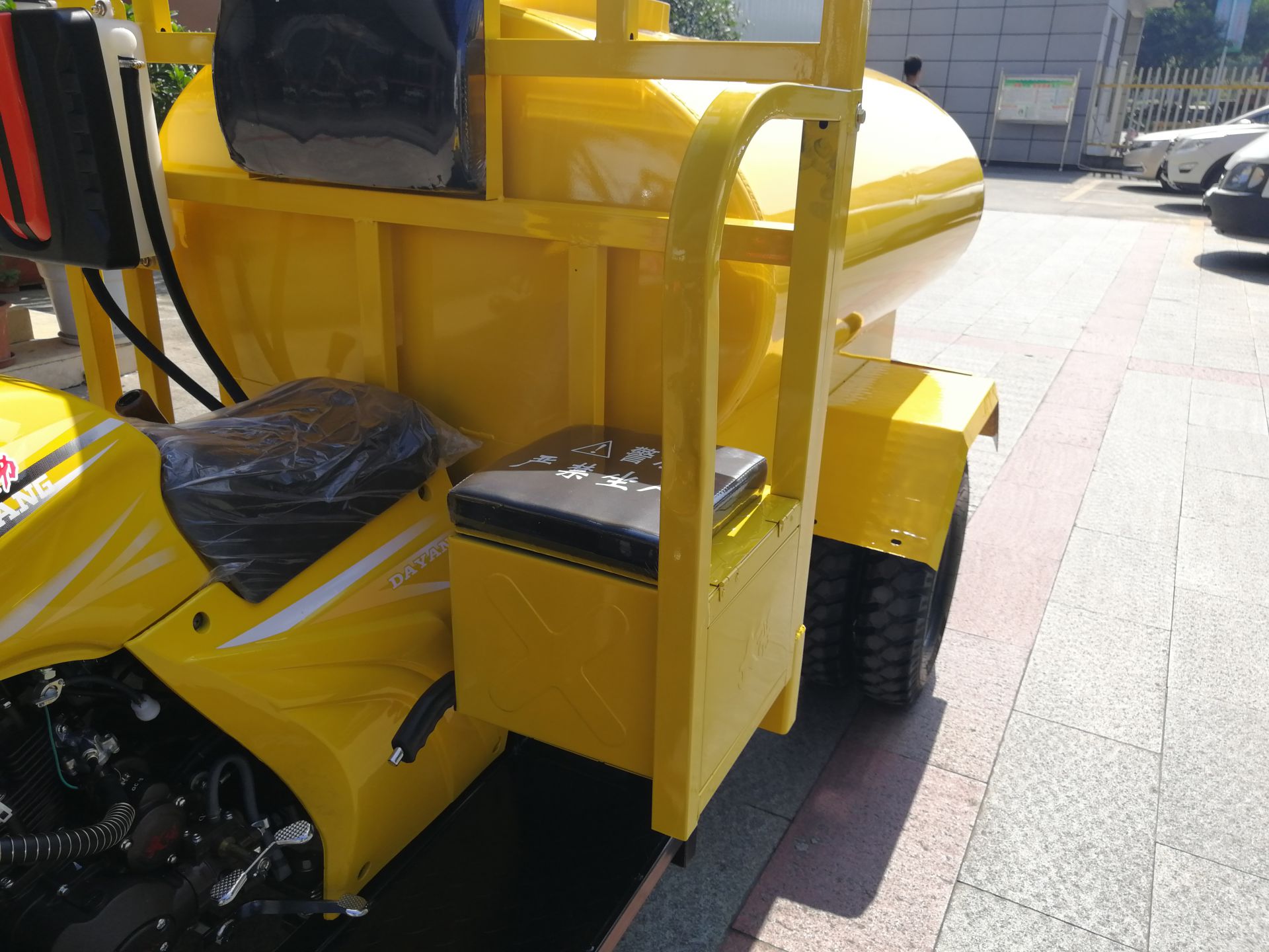 DAYANG Top 10 200CC Motorized Tricycle with 1000L Water Tank and Special Cabin Design