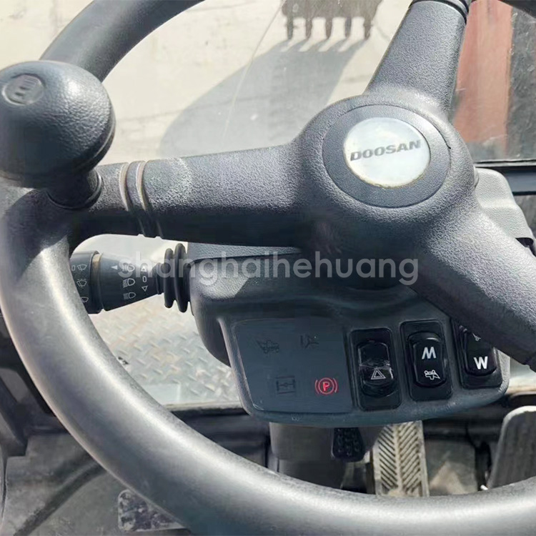 Used Construction Machinery Rubber Wheel Excavator Doosan DX60W 5700kg Machine Weight