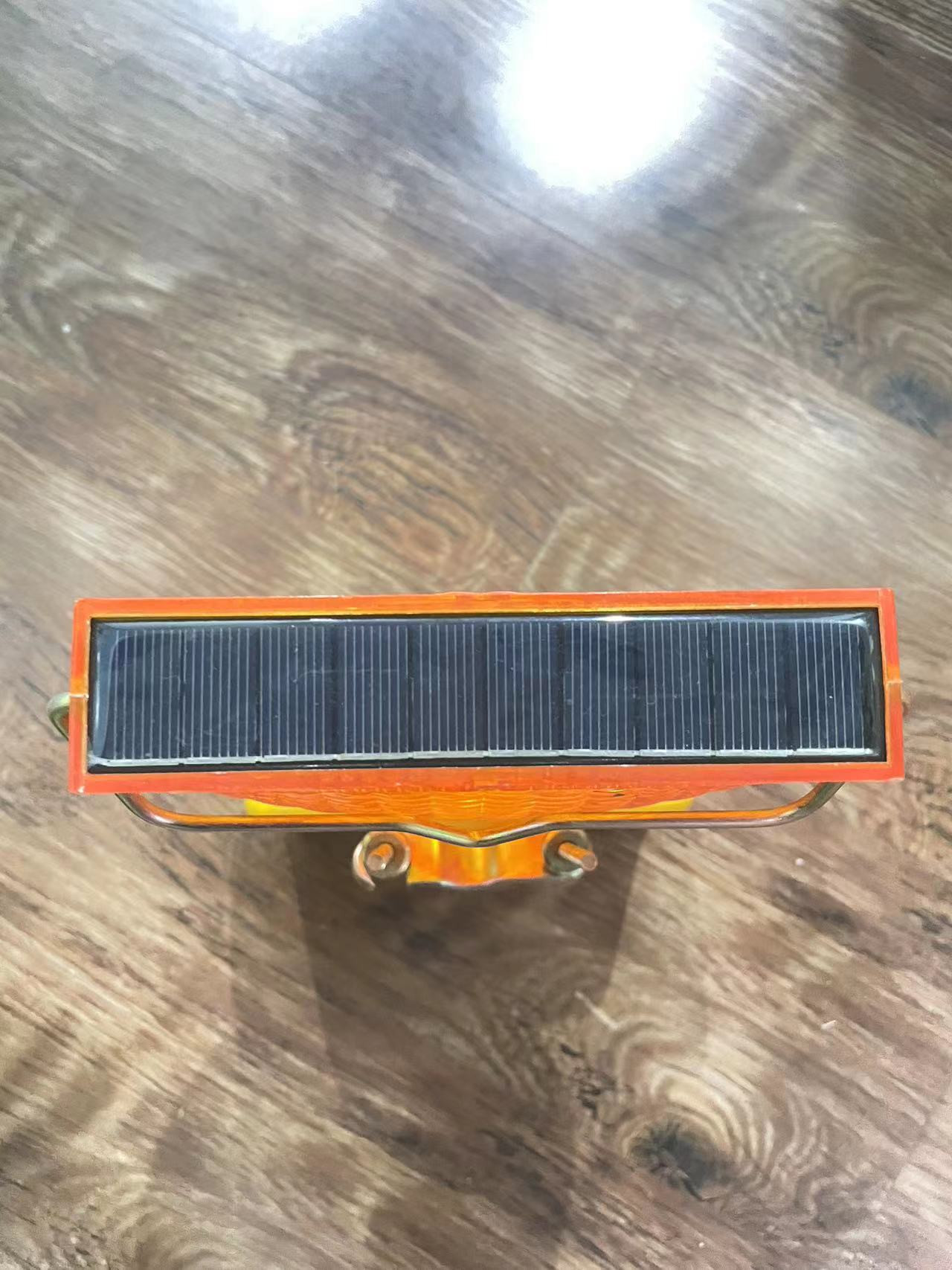 Road Safety Solar Powered Traffic Light 670g Emergency Vehicle Warning Lights