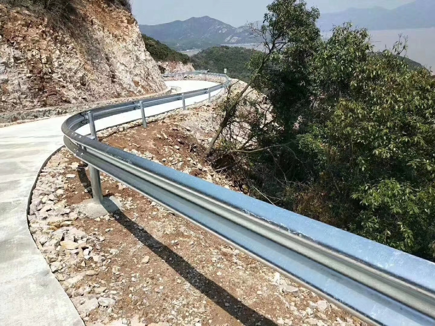 Custom Color Steel Highway Corrugated Beam Curved Guardrail with Q235 Q345 Material