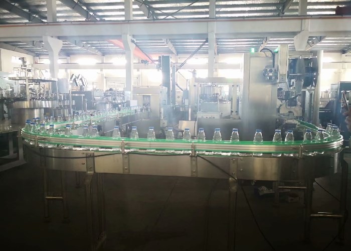 Table 450KVA 2000m2 Water Bottle Labeling Machine 15000BPH