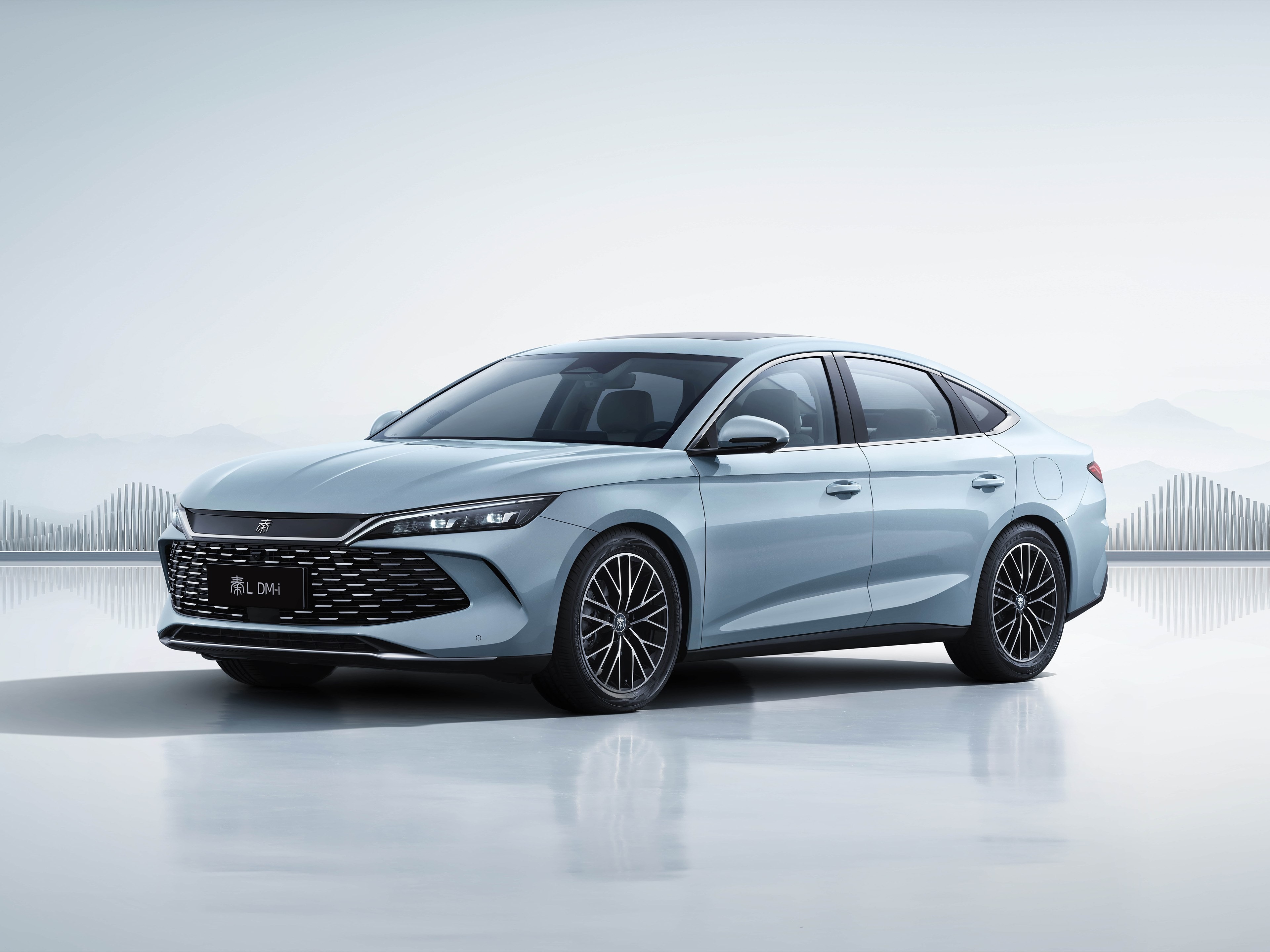 BYD Qin L, D-mi 5.0 technology, comprehensive range 2000KM+. The PHEV with the longest range in China.