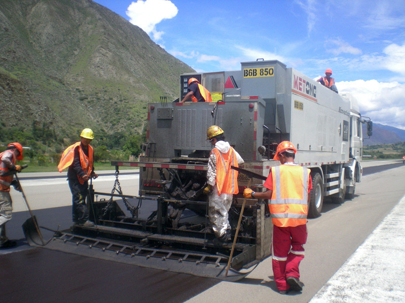 SINOTRUCK Road Building Machine With 10M3 Aggregate Bin 4M3 Emulsion Bitumen Tank