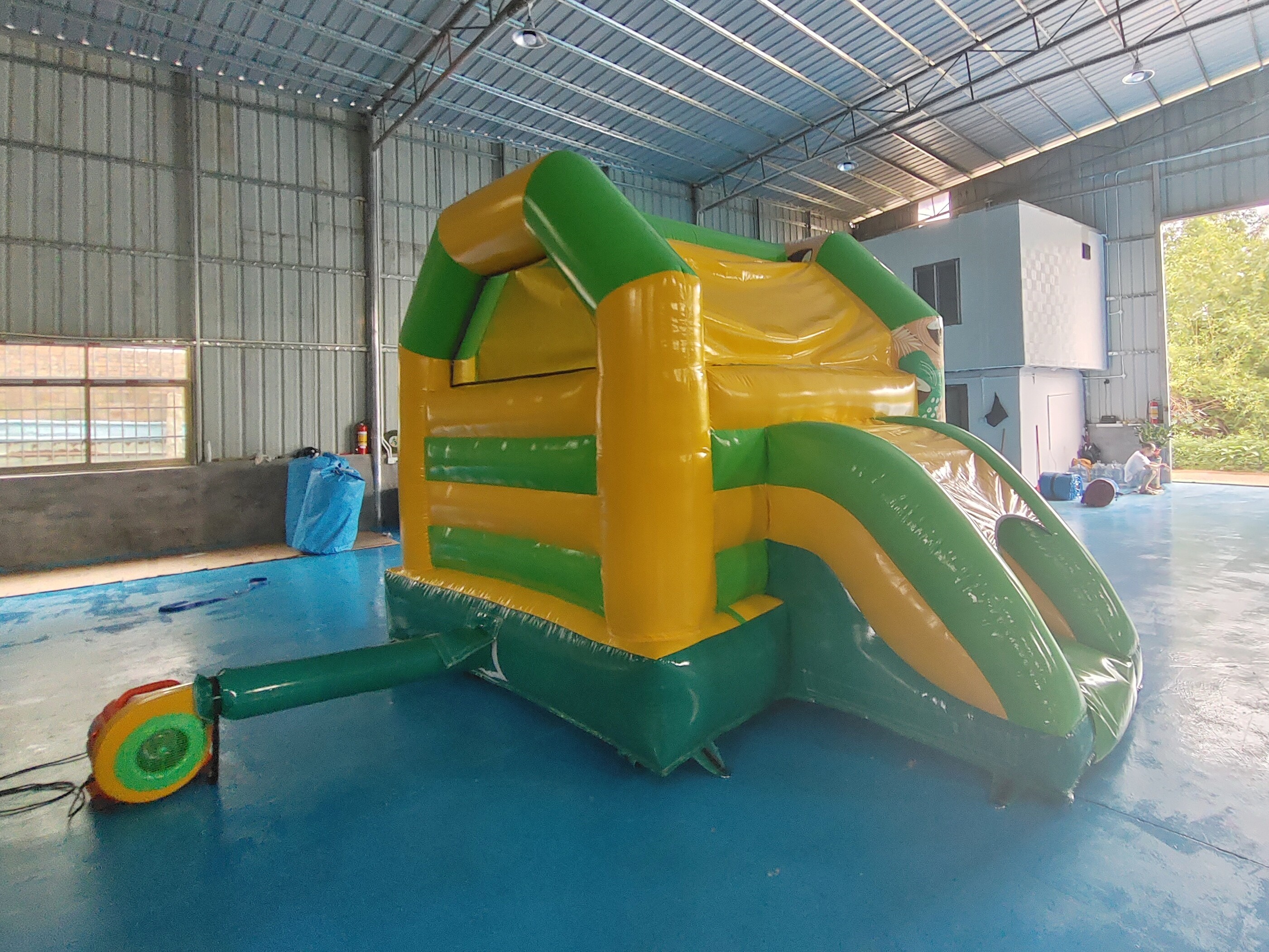 Commercial Grade Inflatable Combo Coconut Tree Sandbeach Inflatable Bouncy House With Slide Jumping Castle For Sale