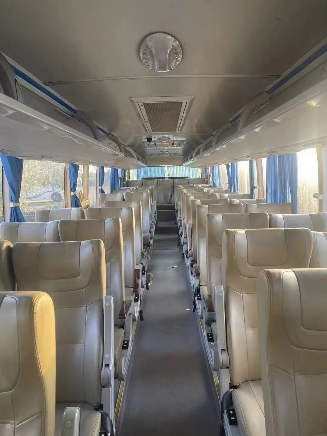 Old Coach Bus 55seats Young Tong Bus ZK6122 Yuchai Engine 243kw 2014-2016 4buses In Stock