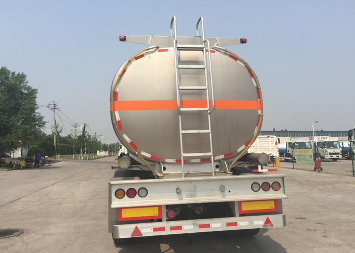 Large Capacity Diesel Semi Trailer Fuel Tanker Truck Tri - Axle 50 - 80 Tons