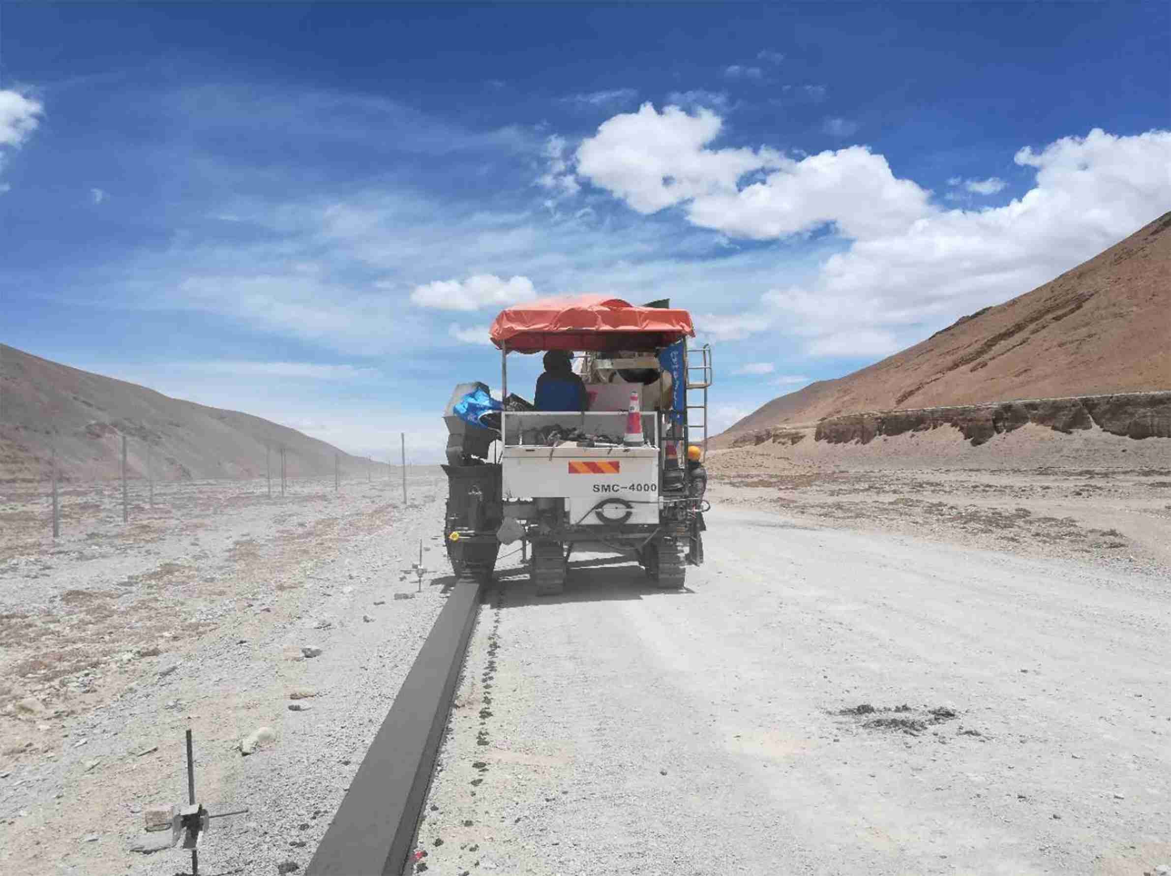 Three Track Curbstone Slipform Paver Machine 2000mm Concrete Slip Form Paver
