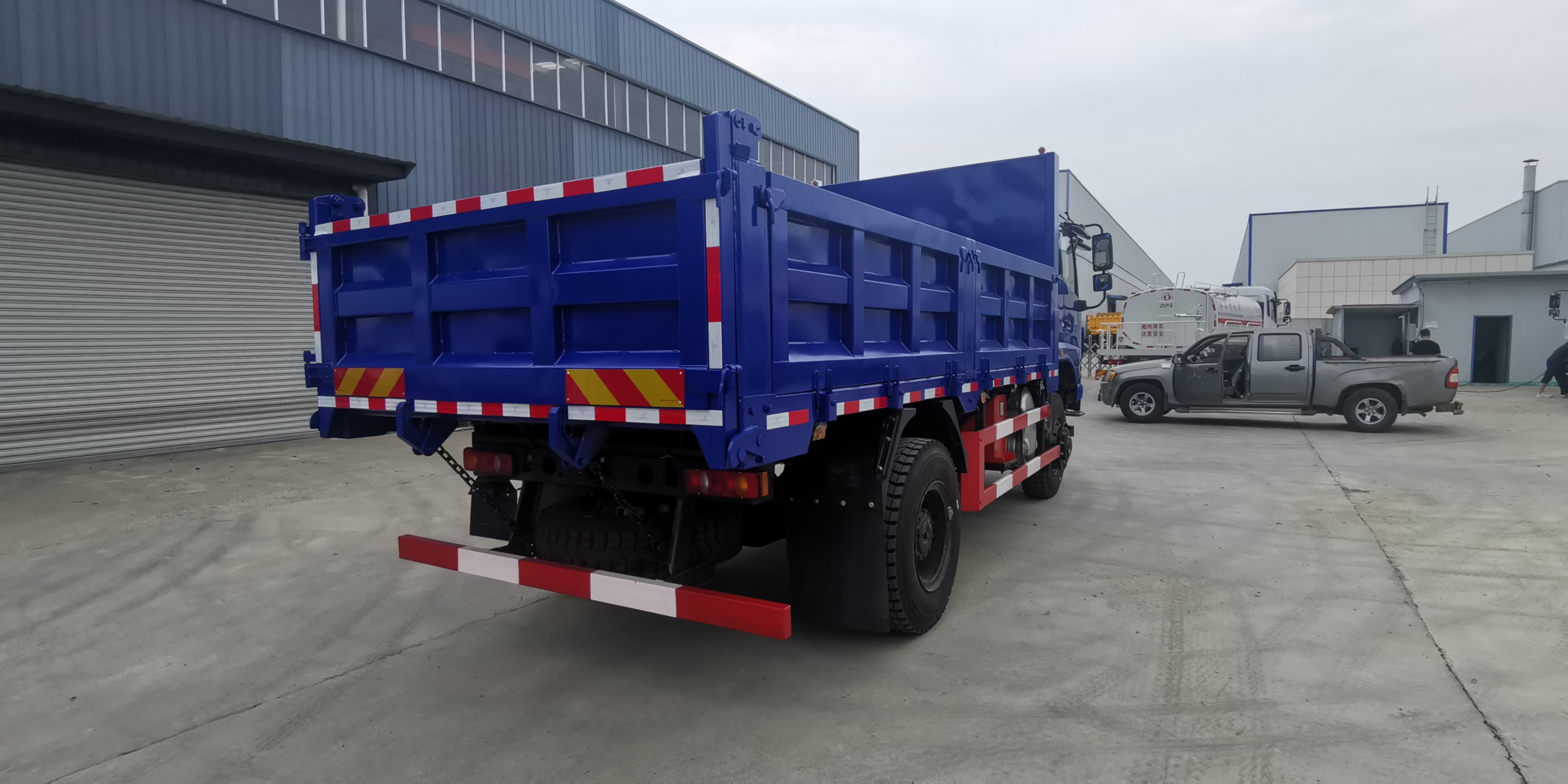 Dongfeng Four Wheel Drive Off Road Cargo Dump Truck Diesel 4×4 Manual Transmission
