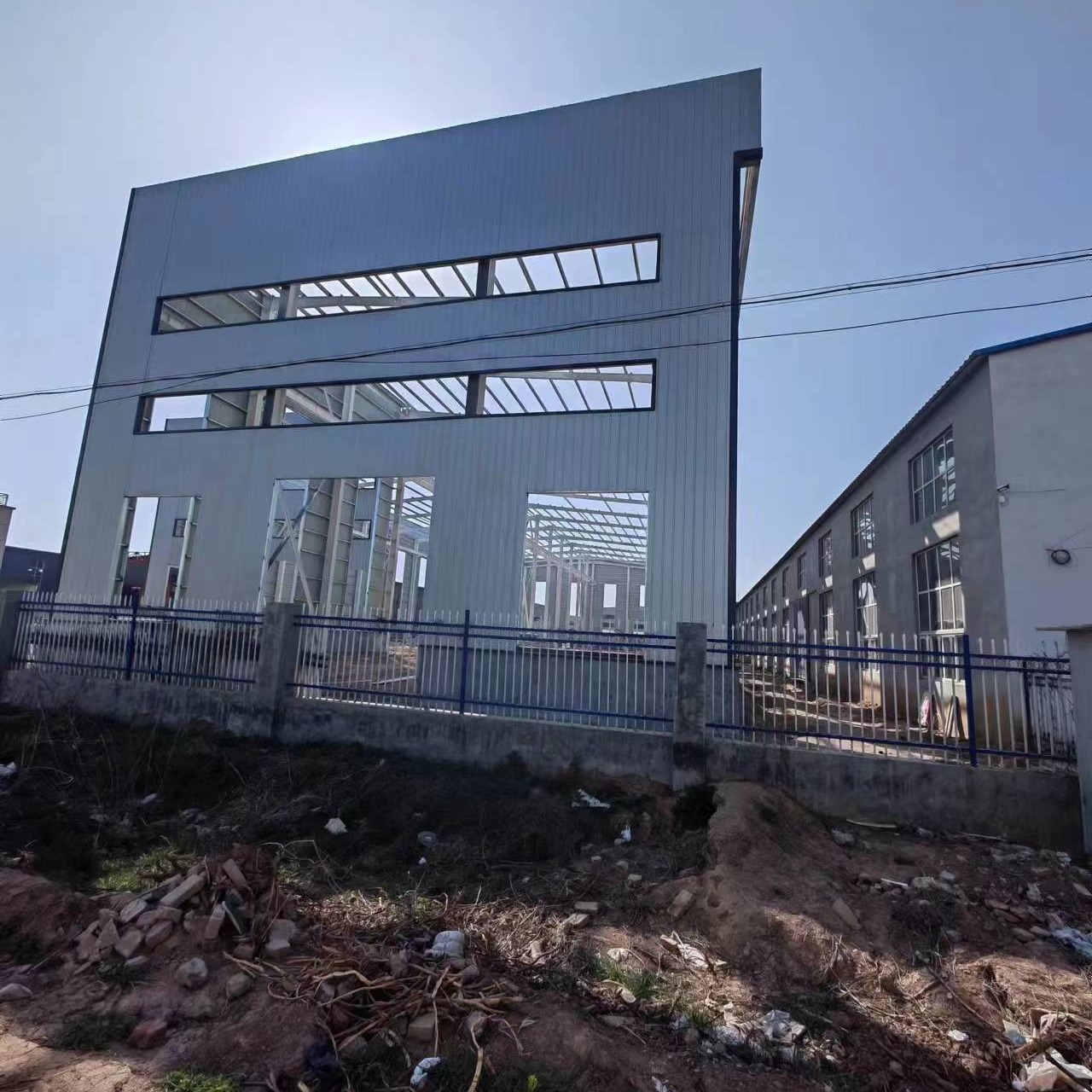 Customized Steel Structure Warehouse With Sloped Roof And Galvanized Steel Gutter