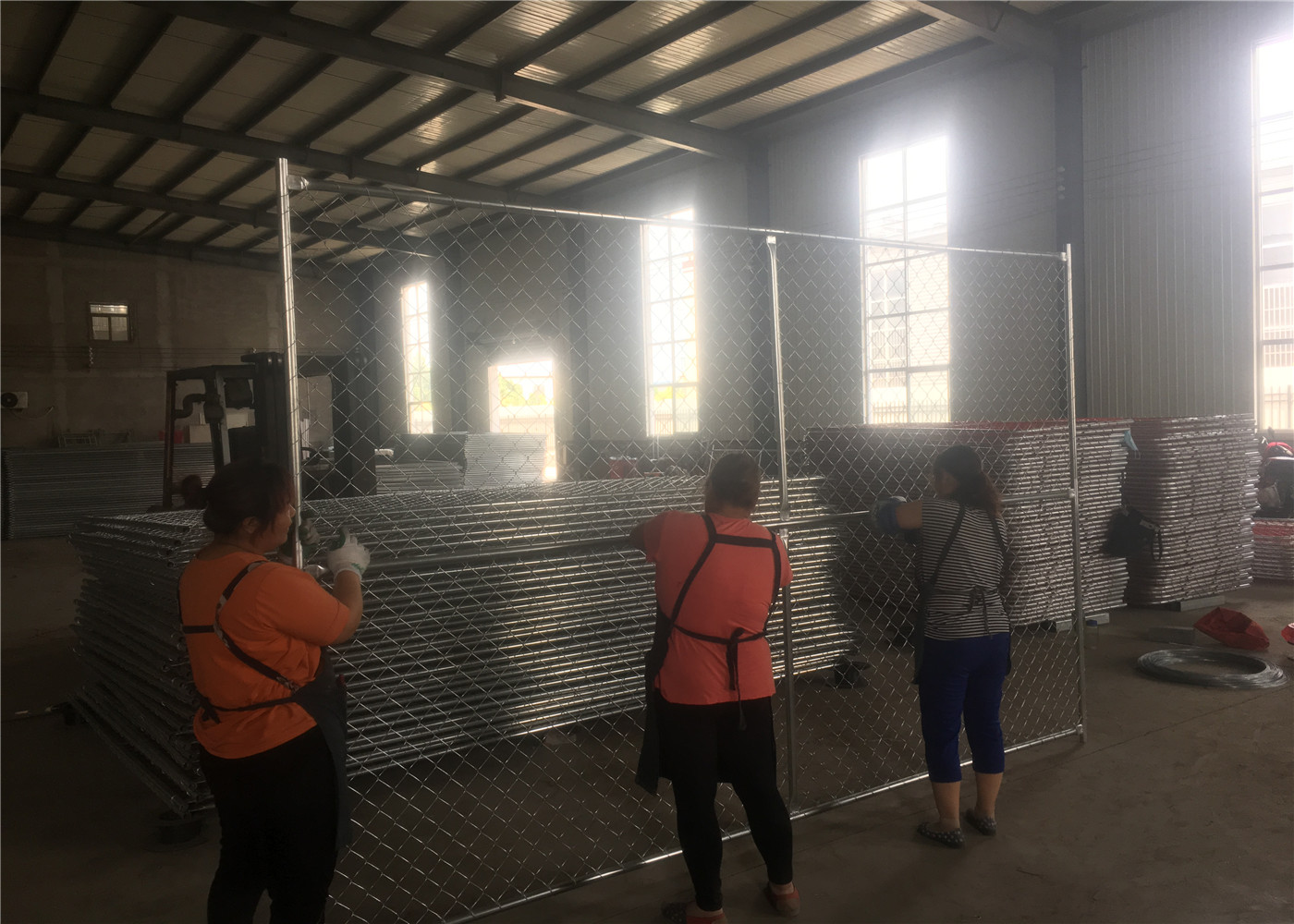 6'x12' round tubing 1¼"(32mm) x 16 ga thick temporary chain link fence cross barce hdg 275 mesh spacing 2½"x2½" 63mmx63