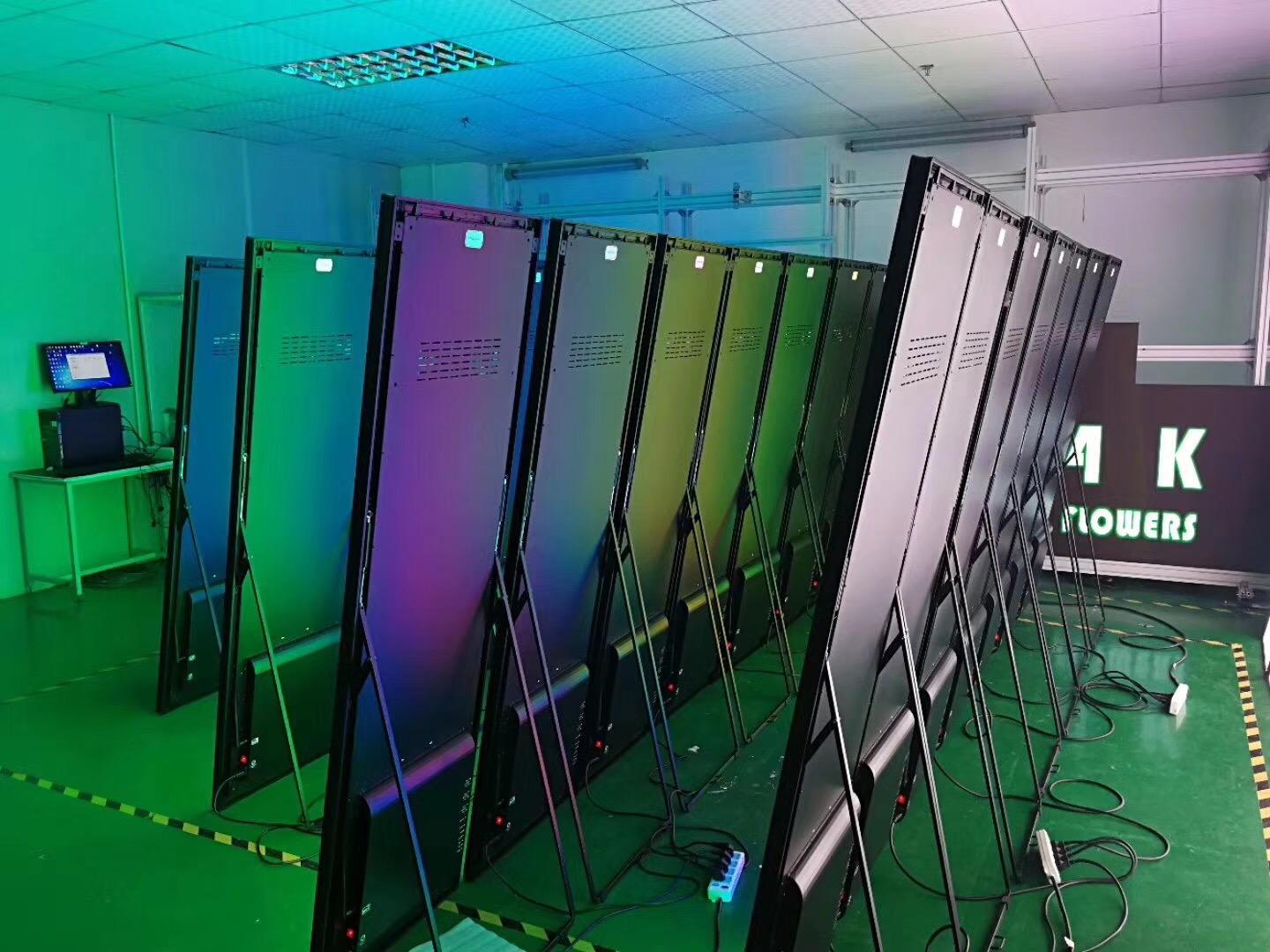Lightweight 640x1920mm Creative LED Display P2.5 LED Poster Screen
