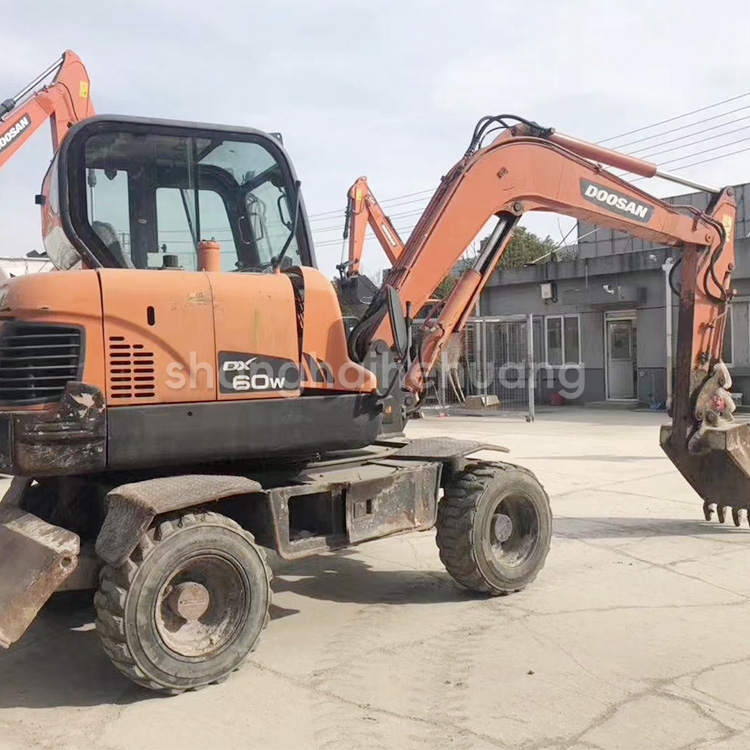 Used Construction Machinery Rubber Wheel Excavator Doosan DX60W 5700kg Machine Weight