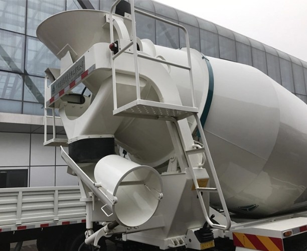 Sinotruk HOWO 4X2 180HP 4cbm Concrete Mixer Truck Zz5167gjbg381CD1
