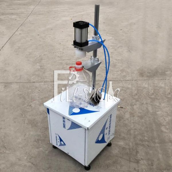 Semi Automatic Pneumatic Bottle Packing Machine for barrels pressing caps