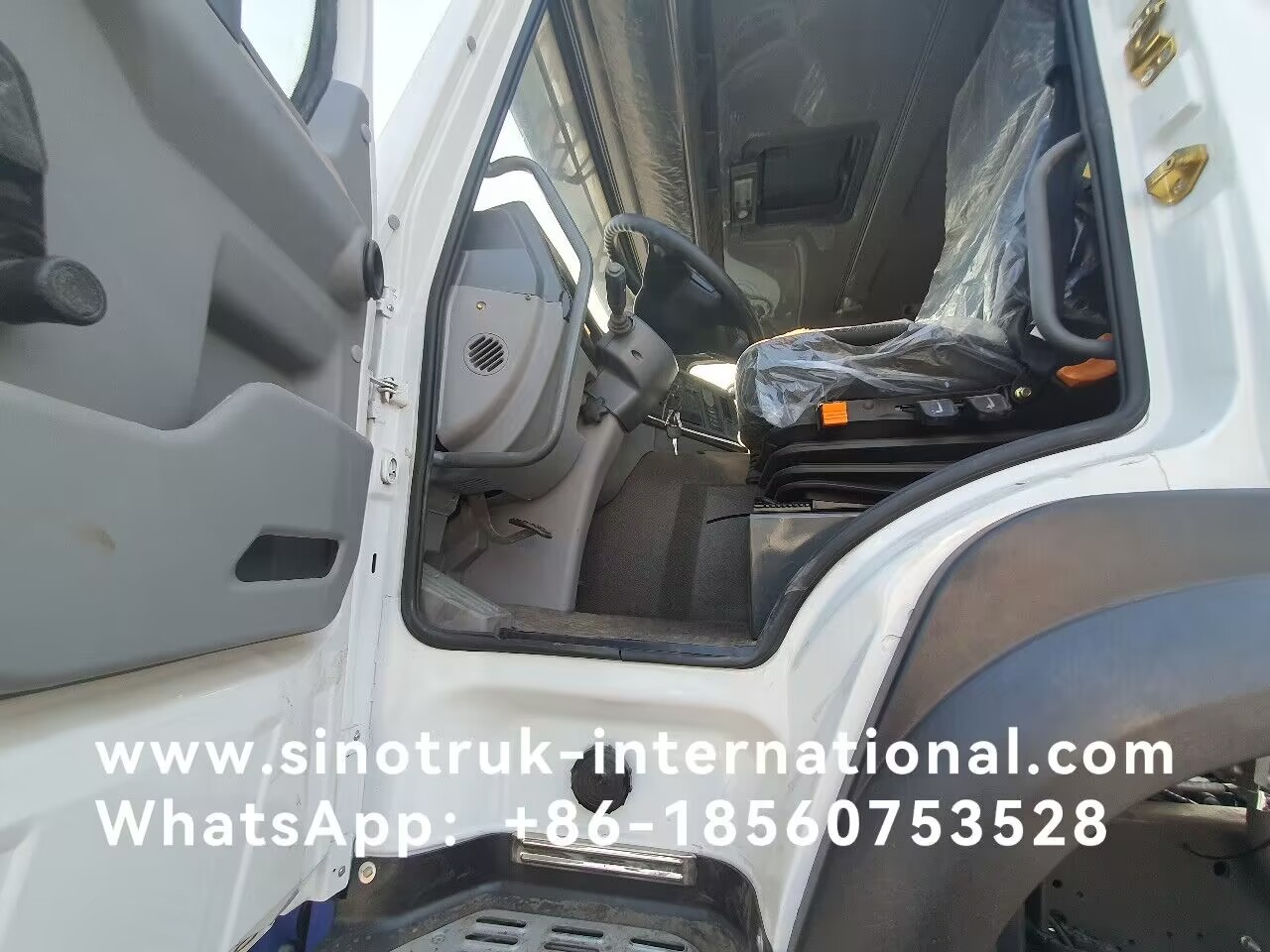 HOWO A7 Used Tractor Truck LHD 6X4 Euro 2 371 HP With Power Assisted Hydraulic Steering White