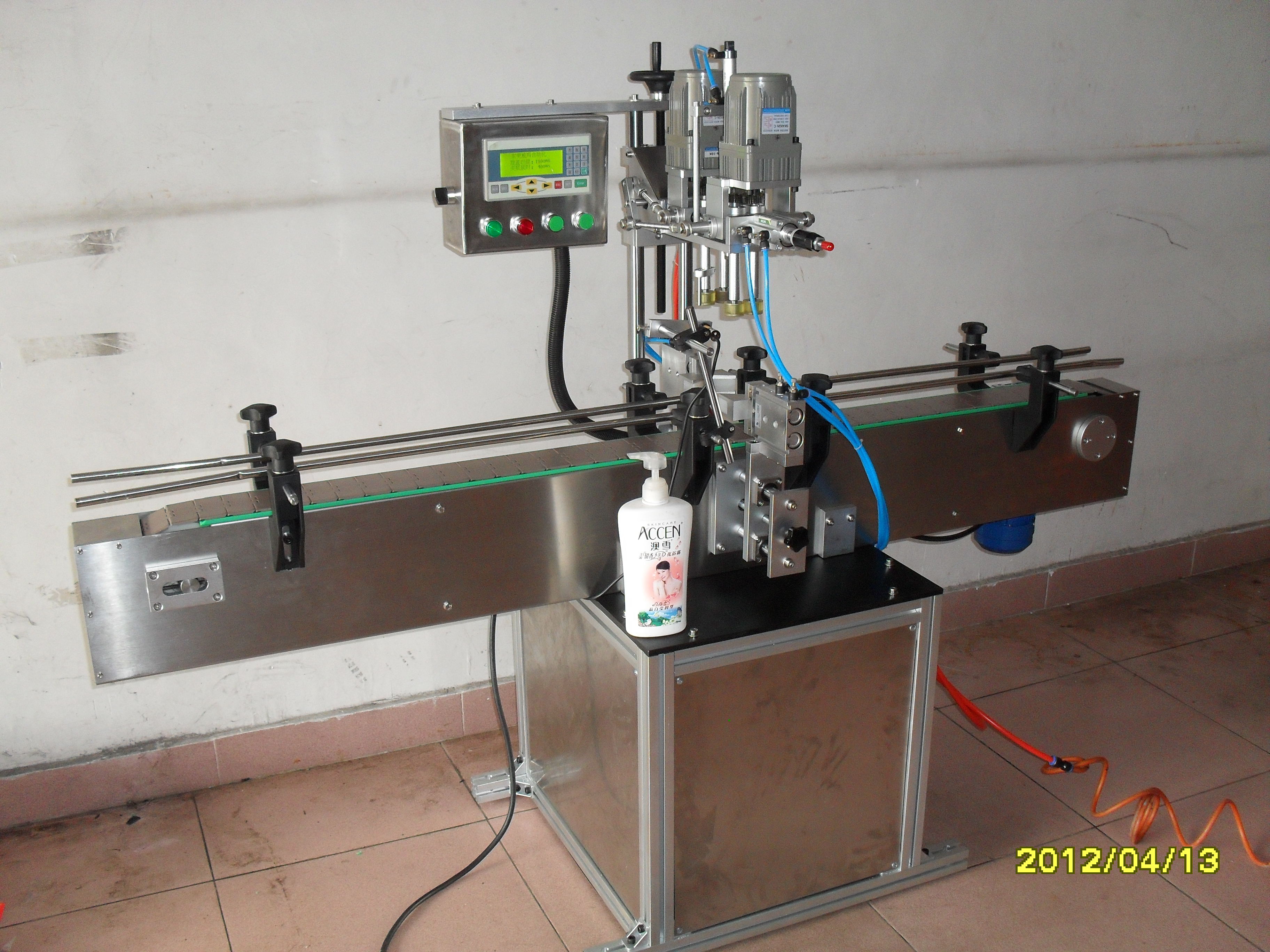 Spray Pump Automatic Bottle Capping Machine , Plastic Cap Sealing Machine