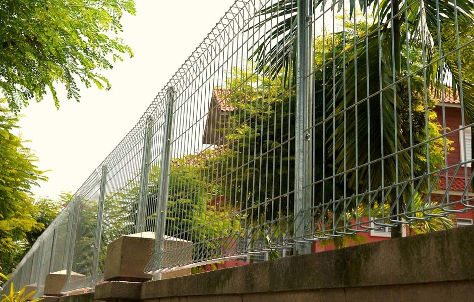 Beautiful Looking Euro Ral6005 Rolled Top Fence For Gated Community Guard House