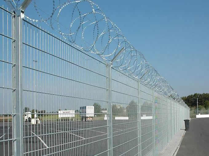 China Supplier High Quality Hot Dipped Galvanized Razor Barbed Wire Concertina Wire Fence Price Per Meter