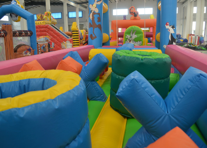 Giant 4 In 1 Bugs Bunny Moonwalk Obstacle Course , Customized Inflatable Water Obstacle Course