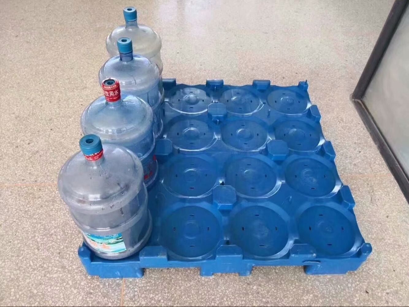 Best selling 5L water bottle plastic pallet