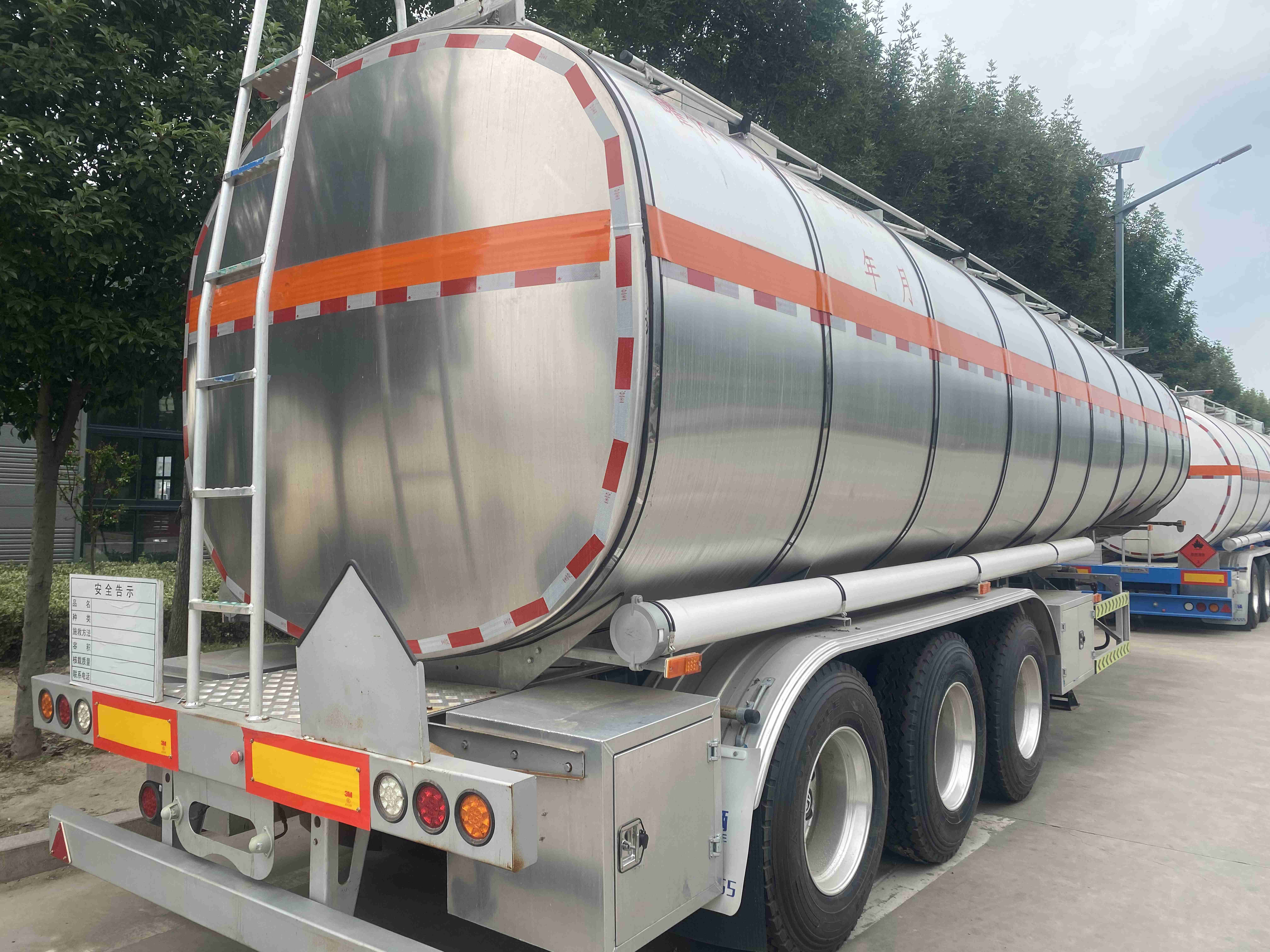 Chinese Supplier Offers 60000-Liter Aluminum 3-Axis Alloy Oil Tanker Truck Semi-Trailer Made Of Steel